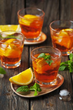 Aperol buzlu bardak