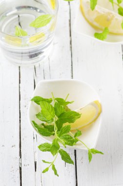 Masada taze yeşil nane var.