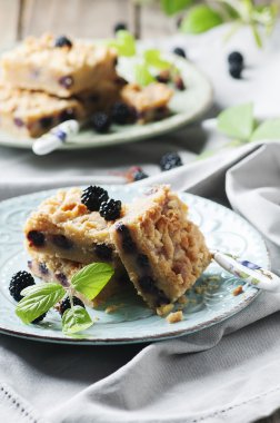 Böğürtlen ile ev yapımı kek