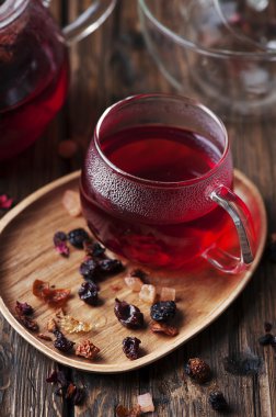 Ahşap masa üzerinde kırmızı sıcak çay