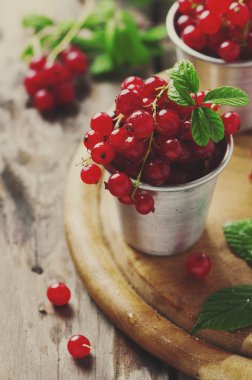 Tablo taze kırmızı kuş üzümü