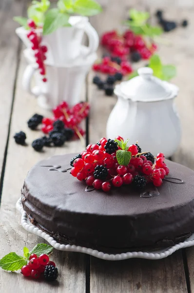 Schokoladenkuchen mit Beeren — Stockfoto