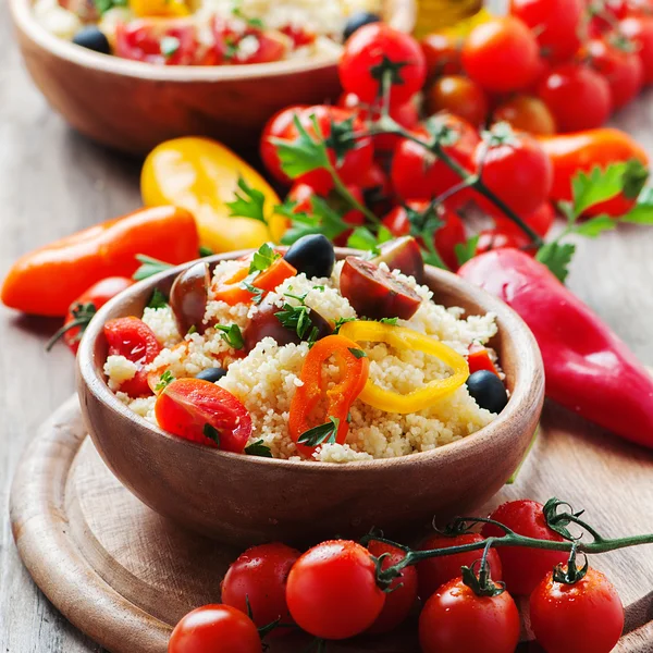 Couscous con verduras y aceitunas — Foto de Stock