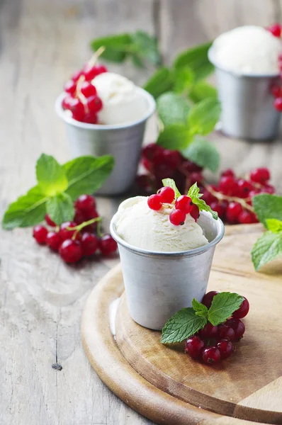 Gelado delicioso com bagas — Fotografia de Stock