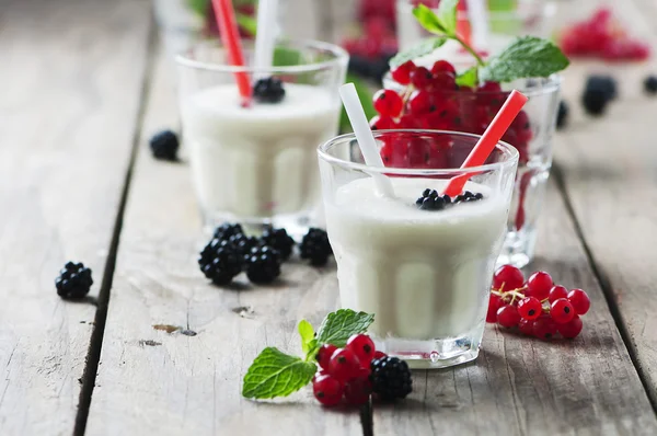 Молочні коктейлі з ягодами та м'ятою — стокове фото