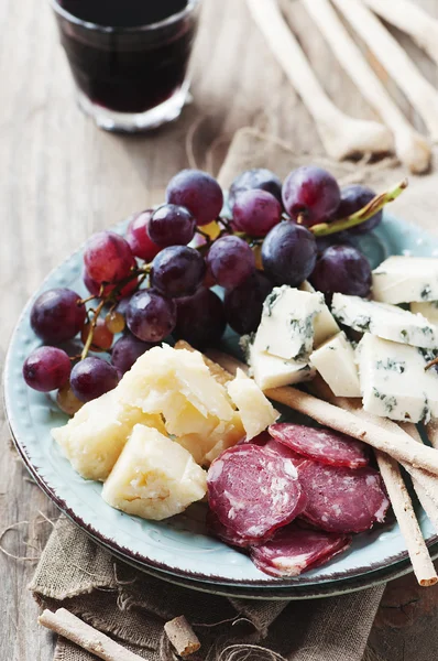 Antipasto au fromage, saucisse — Photo