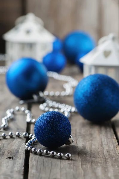 Ornamento de Natal com bolas na mesa de madeira — Fotografia de Stock