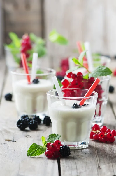 Batidos helados con bayas y menta —  Fotos de Stock