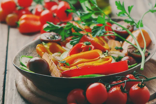 Verduras a la parrilla en la mesa de madera — Foto de Stock