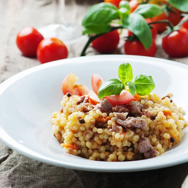 Pişmiş sardinain makarna fregola — Stok fotoğraf