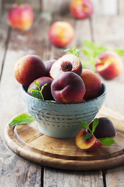 Sweet fresh peaches on table — Stock Photo, Image