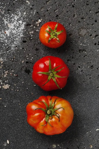 Tomates doces vermelhos na mesa — Fotografia de Stock