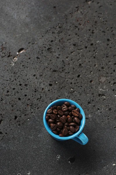 Raw coffee on the black table — Stock Photo, Image