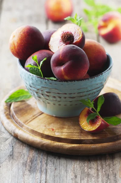 Sweet fresh peaches on table — Stock Photo, Image