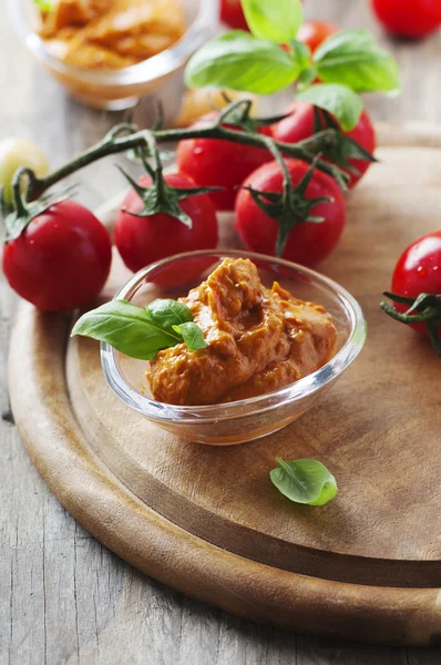 Rotes Pesto aus Sizilien mit Tomaten — Stockfoto