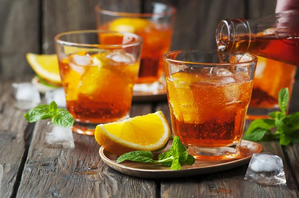 Vasos de aperol con hielo —  Fotos de Stock