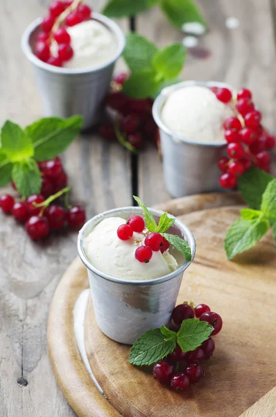 Gelado delicioso com bagas — Fotografia de Stock