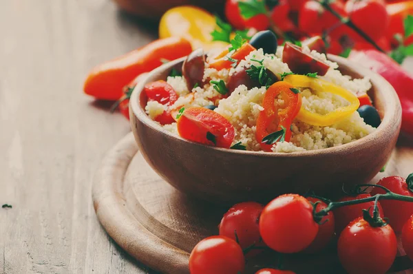 Couscous con verduras y aceitunas — Foto de Stock