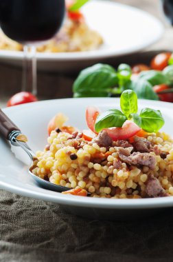 Pişmiş sardinain makarna fregola