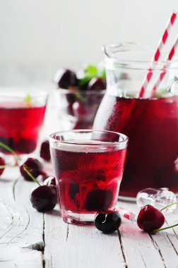 Taze vişne suyu buz ile