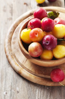 Sarı ve kırmızı tatlı Erik