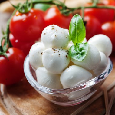 Mozzarella, domates ve fesleğen.