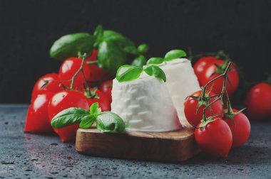 Domates ve fesleğen taze ricotta