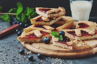 Nane ile ev yapımı üzümlü tart