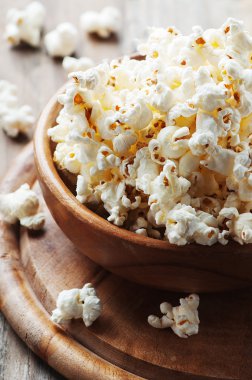 Ahşap masa üzerinde tuz patlamış mısır