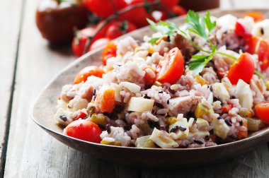 Geleneksel İtalyan pirinç salatası