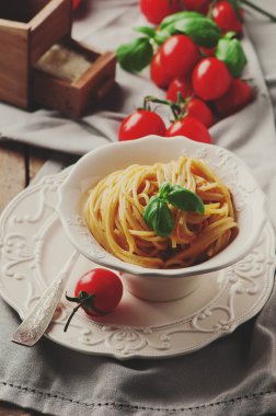 Geleneksel Sicilya kırmızı pesto domates ile