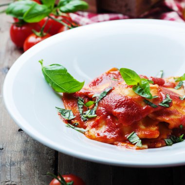 domates ve fesleğen ile pişmiş mantı