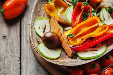 Ahşap masa üzerinde ızgara sebze