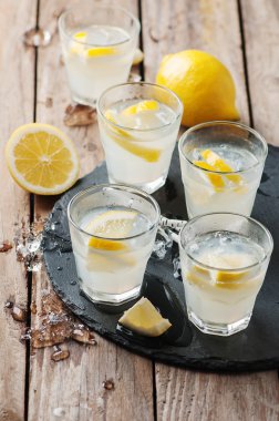 Ev yapımı limonata limon ve buz