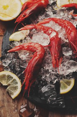 Buz ile çiğ taze karides