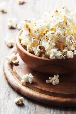 Ahşap masa üzerinde tuz patlamış mısır