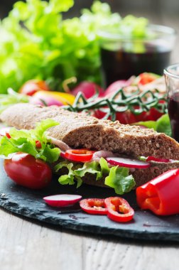 sandviç kepekli ekmek ile