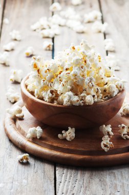 Ahşap masa üzerinde tuz patlamış mısır