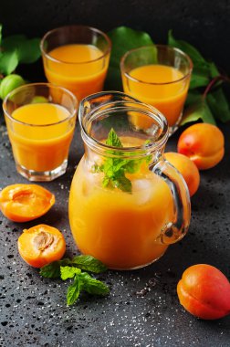 Taze tatlı kayısı suyu ve nane