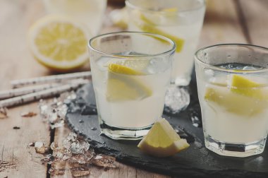 Ev yapımı limonata limon ile