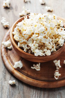 Ahşap masa üzerinde tuz patlamış mısır