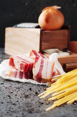 Makarna carbonara yapmak için malzemeler
