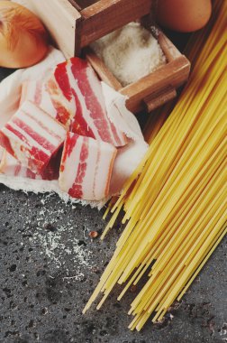 Makarna carbonara yapmak için malzemeler
