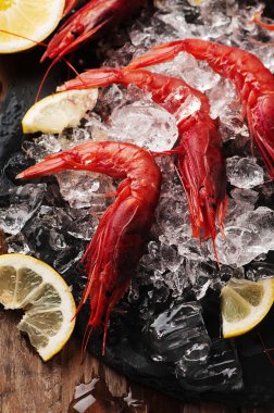 Buz ile çiğ taze karides