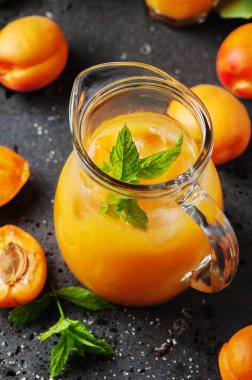 Taze tatlı kayısı suyu ve nane