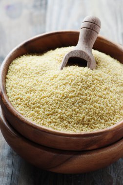 Ahşap masa üstünde pişmemiş kuskus