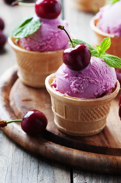 Gelados de cereja com hortelã — Fotografia de Stock