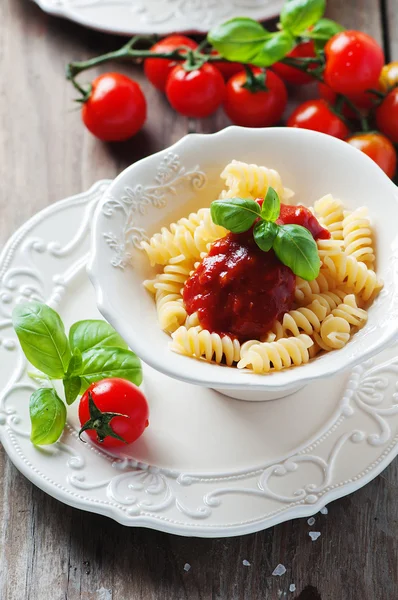 Fusilli con salsa de tomate y albahaca —  Fotos de Stock