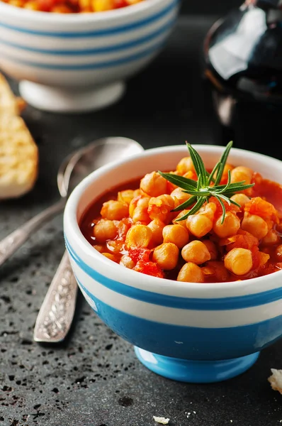 Garbanzo con tomate, zanahoria y romero — Foto de Stock