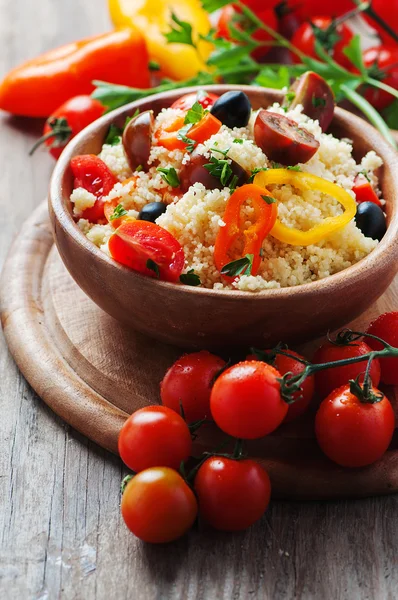 Couscous con verduras y aceitunas — Foto de Stock